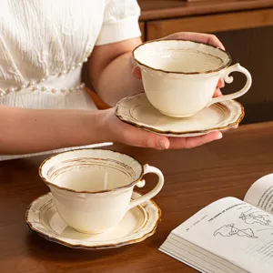 Juego de taza de café y platillo de cerámica retro, elegante taza de estilo vintage.