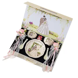 Hochzeitskeramik Geschirr Set mit Teller Schalen Löffeln und Gläsern in Geschenkbox.