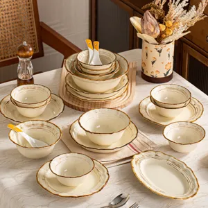Service de vaisselle en céramique vintage, bols et assiettes rétro pour la cuisine.