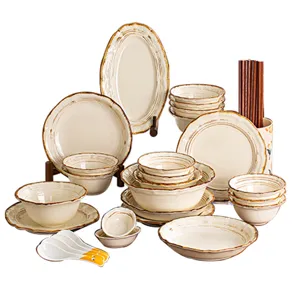 Ensemble de vaisselle en céramique rétro, bols et assiettes vintage pour la maison.