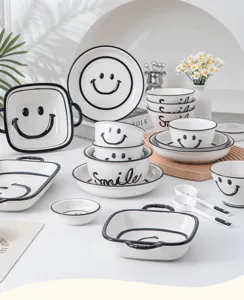 Ins-stijl keramische servies set met schattig smiley gezicht ontwerp voor dagelijks gebruik.
