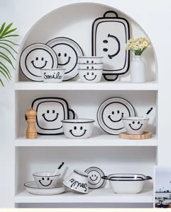 Keramisch servies set met minimalistisch smiley gezicht ontwerp voor dagelijks gebruik thuis.