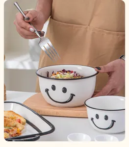 Japans stijl keramische kom set met schattig glimlach gezicht ontwerp, perfect voor familiediners.