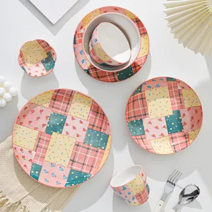 Chique patchwork keramisch servies set, kleurrijke onderglazuur kommen borden keuken.