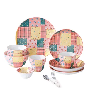 Keramisch servies set met patchwork patroon, inclusief kommen, borden en kopjes voor tafel.