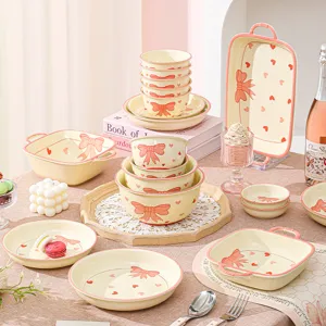 Set di stoviglie in ceramica stile ins con grazioso fiocco rosa e motivo a cuori.