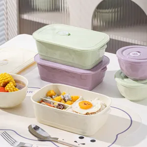 Crèmekleurige keramische lunchbox met deksel en vakken, magnetronbestendige bento-box.
