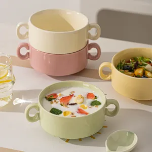 Bol a soupe en ceramique a double poignee, couleur pastel, ideal pour le yaourt et les salades.