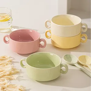 Jolis bols en céramique pastel avec deux anses pour la soupe, parfaits pour les desserts.