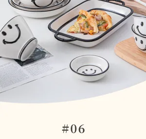 Detail van minimalistisch keramisch servies, Scandinavische smiley bord en kom set.
