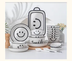 Keramische servies set met glimlach patroon, frisse kommen en borden voor dagelijks gebruik thuis.