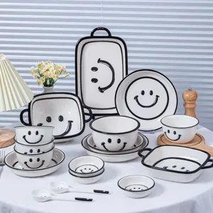 Keramisch servies set met zwart en wit smiley ontwerp, mooie borden voor dagelijks gebruik.