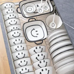 Witte keramische servies set met zwarte smiley, nette kommen en borden voor thuis.