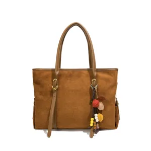 Gran bolso tote marrón de ante para mujer, elegante bolso de hombro con bonitos colgantes.