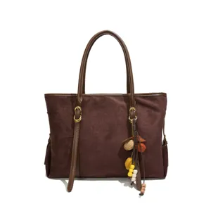 Bolso tote de ante marrón para mujer, elegante bolso de hombro con asas y bonito colgante.