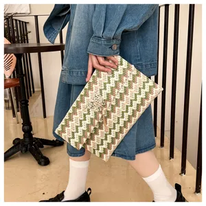 Bolso de mano tejido con patrón en zigzag, borla elegante y mariposa de cristal brillante chic.