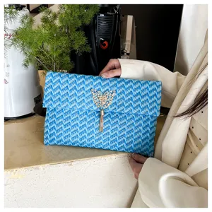 Bolso de mano tejido azul con mariposa y borla, elegante bolso de mano arcoíris para mujer.