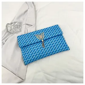 Bolso de mano tejido azul con borla de mariposa elegante, ideal para fiestas de primavera.