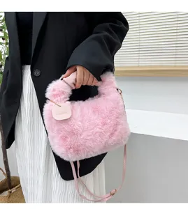 Vue détaillée du sac à main rose pelucheux, en fausse fourrure douce avec bandoulière chaîne.