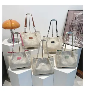 Summer beach woven straw single-shoulder tote bag featuring zipper and chain straps.