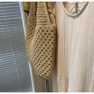 Handgefertigte gewebte Stroh-Achseltasche, ausgehöhlte Shopper-Tasche für den Sommerurlaub.