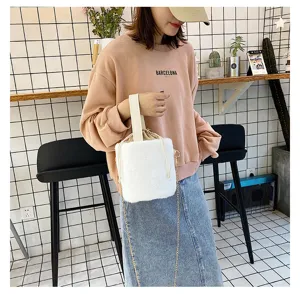 Fashion plush bucket bag for women, cute winter fluffy single shoulder crossbody handbag.