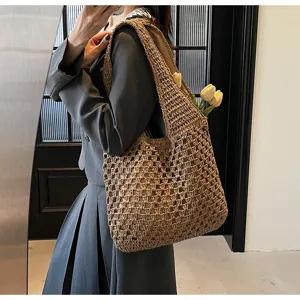 Detailansicht der handgefertigten Stroh-Umhängetasche, lässiger Urlaubs-Shopper-Stil.