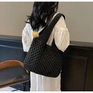 Detailansicht der schwarzen gewebten Stroh-Umhängetasche, lässiger Shopper für den Sommer.