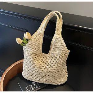 Nahaufnahme Detail der beigen handgearbeiteten hohlen Stroh Strick Schultertasche für den Urlaub.