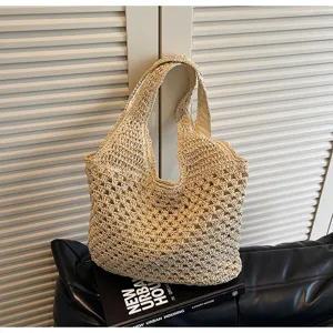 Detailansicht der handgemachten hohlen Stroh Schultertasche, lässiger Achseltasche Stil.
