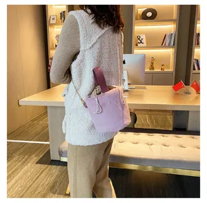 Fluffy plush bucket shoulder bag for women, autumn and winter stylish fuzzy handbag with chain.