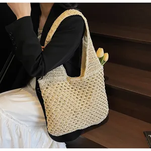 Detailaufnahme der handgeflochtenen Stroh-Umhängetasche, beige Freizeittasche für Damen.