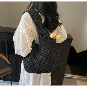Schwarze geflochtene Strohtasche, lässiges Lochdesign, ideal für Sommerurlaub und Pendeln.