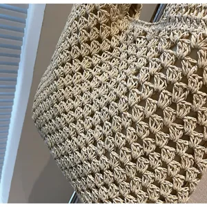 Detailaufnahme der handgefertigten hohlen Papierseil gewebten Stroh-Achseltasche.
