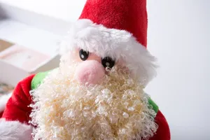 Poupée peluche détail costume de animal Père Noël, vêtement de Noël mignon pour chien.