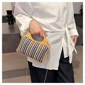 Vista detallada del bolso de hombro trenzado colorido para mujer con asa de madera y cadena.