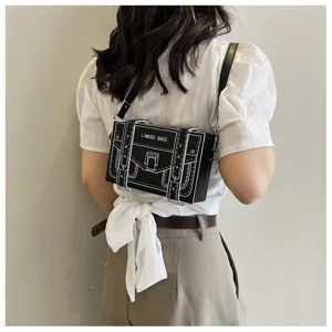 Detailansicht der 2D Cartoon Schultertasche, einzigartiges schwarz-weisses Grafikdesign.