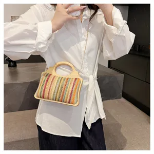 Bolso cruzado de concha de paja tejida colorida para mujer con asa de madera y cadena fina.