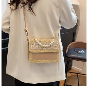 Borsa a tracolla in paglia con perle e dettaglio lettera BRIDE, elegante borsa regalo di nozze.