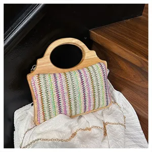 Bolso de hombro de paja colorida con asa de madera y cadena metálica para el verano.