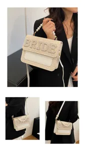 Borsa a tracolla in paglia intrecciata da donna con manico di perle e dettagli sposa strass.