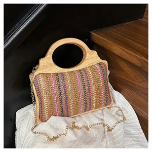 Bolso bandolera de paja tejida para mujer con asa de madera y cadena dorada de verano.