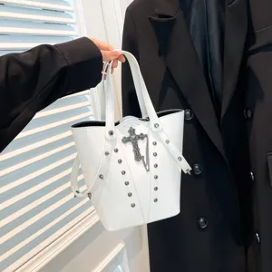 Bolso cubo blanco con cruz gótica y tachuelas metálicas, elegante bolso bandolera retro mujer.