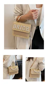 Borsa a tracolla in paglia intrecciata con manico di perle e scritta bride per matrimoni.