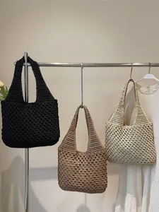 Handgeflochtene hohle Stroh Schultertasche als schicke Freizeittasche und Tote Bag.