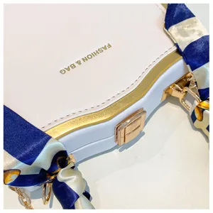 Sac de Soirée Femme Élégant Petit Sac Carré avec Détail de Foulard en Soie Bleue Chic