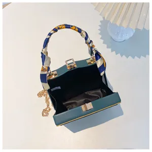 Sac de soirée rigide vert avec poignée en foulard de soie et chaîne pour femmes chic