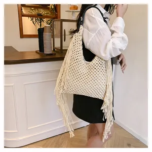 Beige Häkel-Fransen-Tasche Detail, lässige hohle Strick-Umhängetasche mit langen Quasten.