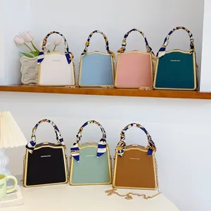 Femme Mode PU Cuir Petit Sac Carré Avec Chaîne Métallique Et Décoration Foulard Soie Élégant Sac Main