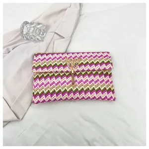 Bolso de mano tejido colorido con patrón de chevrón, mariposa de metal y borla elegante.